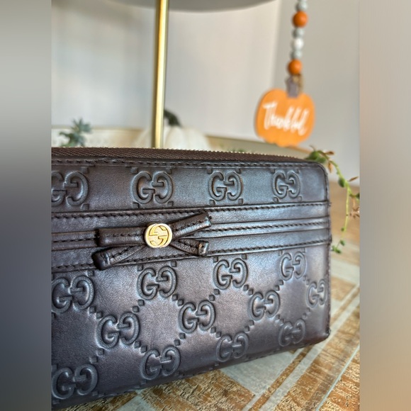GUCCI CHOCOLATE BROWN EMBOSSED FULL ZIPPY WALLET WITH BOW GOLD HARDWARE - Picture 8 of 14